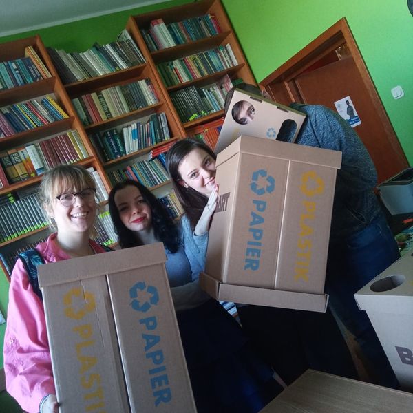 W roku szkolnym 2019/2020 Zespół Szkół Menedżerskich w Świeciu postanowił działać na rzecz ochrony ś (zdjęcie 2)