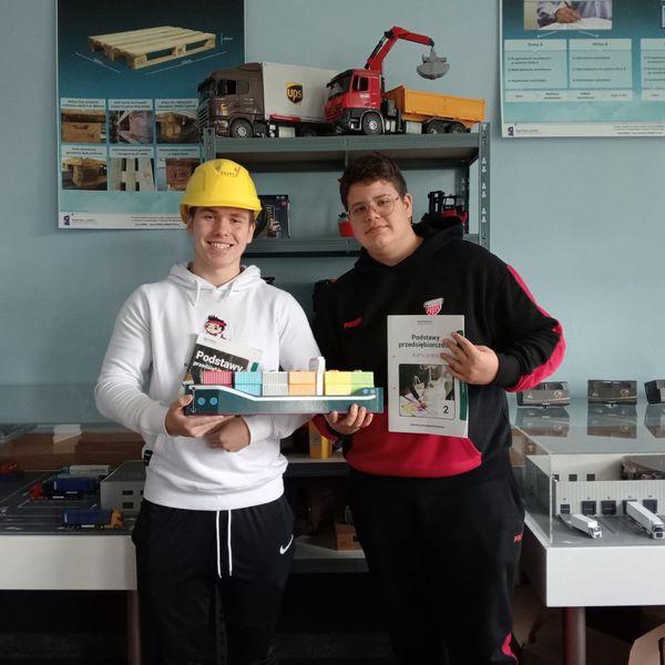 Do konkursu z Wiedzy o Zarządzaniu i Ekonomii organizowanego przez Uniwersytet Morski w Gdyni przyst (zdjęcie 2)