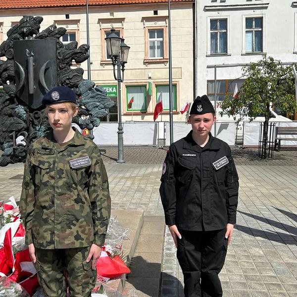 Maja 2024 roku, w 233 rocznicę uchwalenia Konstytucji 3 Maja, uczniowie klas mundurowych "Menedżera"