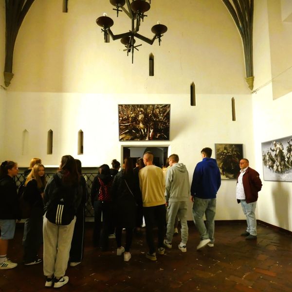 Szkolna przygoda pełna historii i słońca! 🌞🏰  29 kwietnia 2025 roku uczniowie naszej szkoły wyrusz (zdjęcie 8)