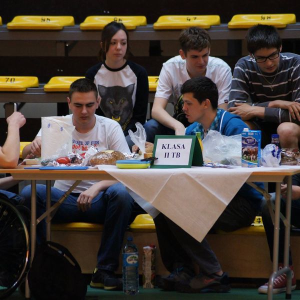 Dzień Sportu i Zdrowia w Zespole Szkół Menedżerskich w Świeciu ,,Olimpiada zdrowia” – biegi, rzut do (zdjęcie 4)