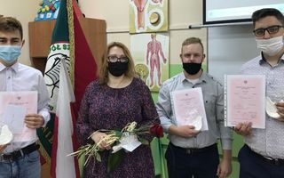 nSwiecie: Pożegnanie maturzystów ZSM (2021) — Andżelika Latko z nagrodą burmistrza