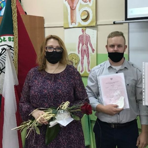 nSwiecie: Pożegnanie maturzystów ZSM (2021) — Andżelika Latko z nagrodą burmistrza