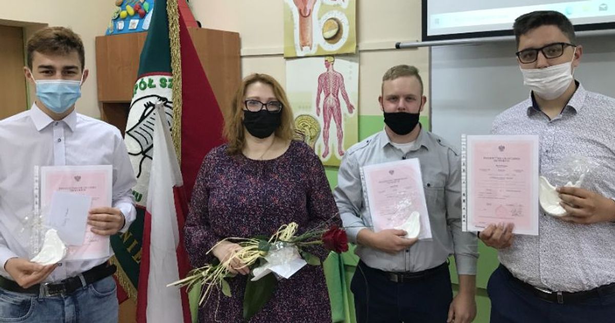 nSwiecie: Pożegnanie maturzystów ZSM (2021) — Andżelika Latko z nagrodą burmistrza