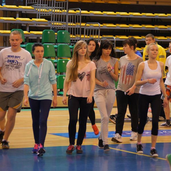 Dzień Sportu i Zdrowia w Zespole Szkół Menedżerskich w Świeciu ,,Olimpiada zdrowia” – biegi, rzut do (zdjęcie 3)