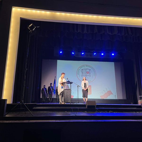 Zakończenie roku szkolnego maturzystów ZSM odbyło się w kinie wrzos o godzinie 11 (zdjęcie 6)