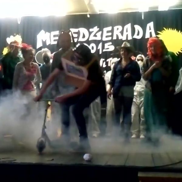 Klatka z filmu 6 — Menedżerada - występ klasy II LOMiejsce: Zespół Szkół Menedż