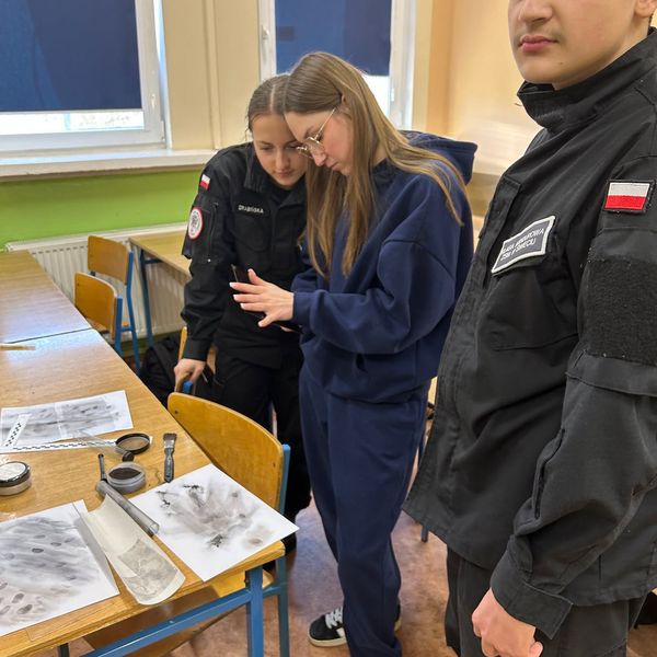 Zajęcia z technikiem  W poniedziałek 10 lutego uczniowie klasy policyjnej uczestniczyli w zajęciach  (zdjęcie 4)