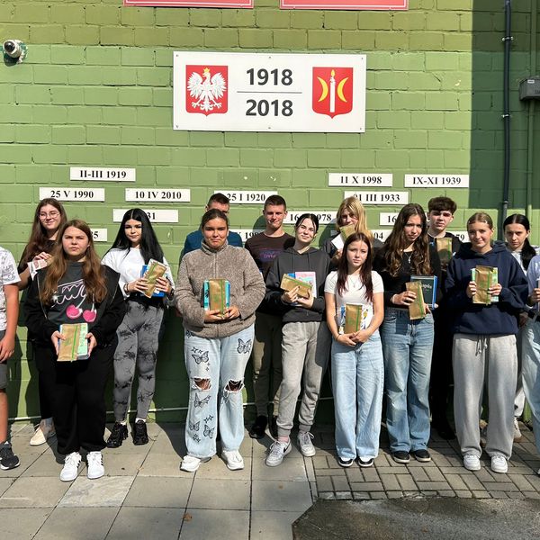 Witamy naszych nowych uczniów z klas pierwszych w społeczności "Menedżera" (zdjęcie 2)