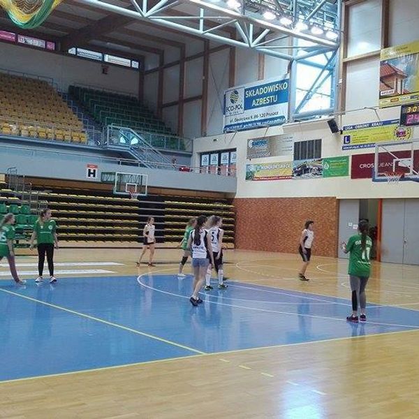 Udział naszej młodzieży w powiatowych zawodach ,,Licealiady” w koszykówce zakończył się dla chłopakó (zdjęcie 6)