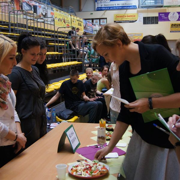 Dzień Sportu i Zdrowia w Zespole Szkół Menedżerskich w Świeciu ,,Olimpiada zdrowia” – biegi, rzut do (zdjęcie 10)