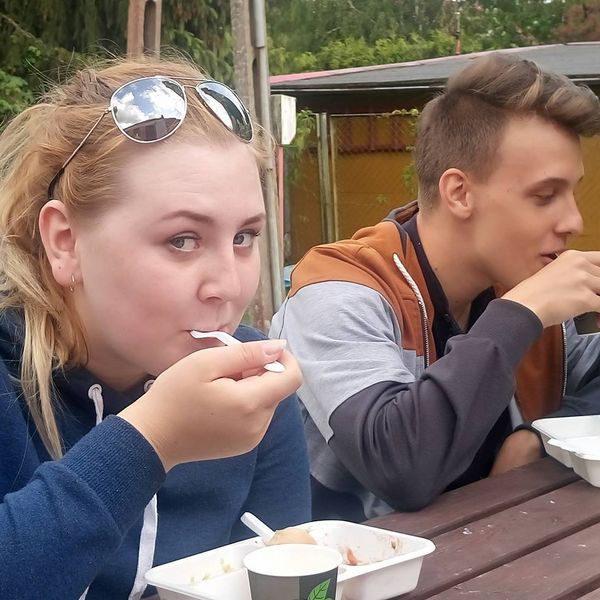 Bitewny kurz Menedżerady już opadł, a grupa zwycięzców z klasy II TA wraz z wychowawcą Mirosławą Kru (zdjęcie 22)