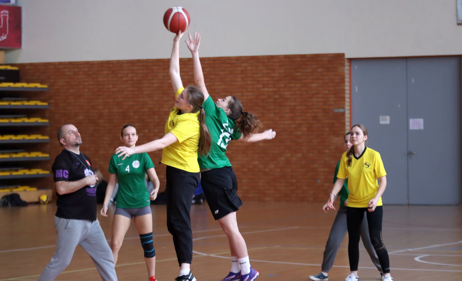 Fotorelacja z rozgrywek Licealiady, w których wzięli udział nasi uczniowie w minionym miesiącu 🏐🏀� (zdjęcie 3)