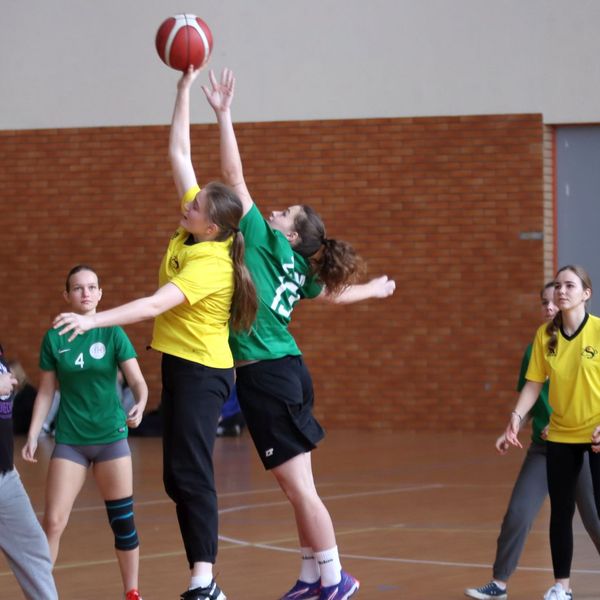 Fotorelacja z rozgrywek Licealiady, w których wzięli udział nasi uczniowie w minionym miesiącu 🏐🏀� (zdjęcie 3)