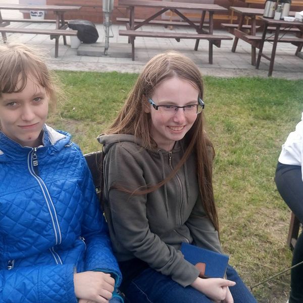 Bitewny kurz Menedżerady już opadł, a grupa zwycięzców z klasy II TA wraz z wychowawcą Mirosławą Kru (zdjęcie 27)