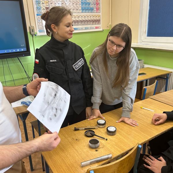 Zajęcia z technikiem  W poniedziałek 10 lutego uczniowie klasy policyjnej uczestniczyli w zajęciach  (zdjęcie 9)