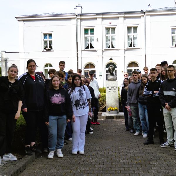 Szkolna przygoda pełna historii i słońca! 🌞🏰  29 kwietnia 2025 roku uczniowie naszej szkoły wyrusz (zdjęcie 2)