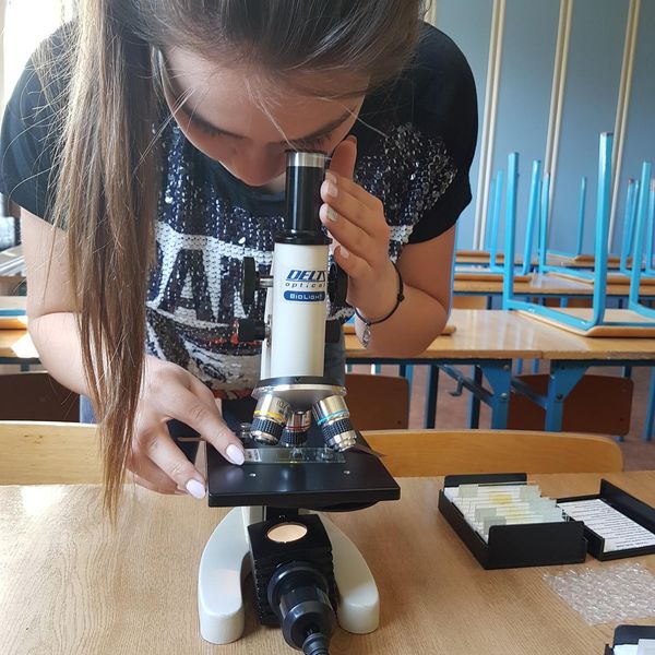 Świat mikro na zajęciach dodatkowych z biologii W maju odbyły się zajęcia dodatkowe z biologii, na k (zdjęcie 6)