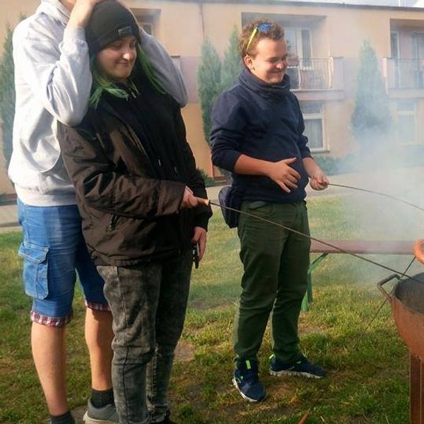 Bitewny kurz Menedżerady już opadł, a grupa zwycięzców z klasy II TA wraz z wychowawcą Mirosławą Kru (zdjęcie 19)