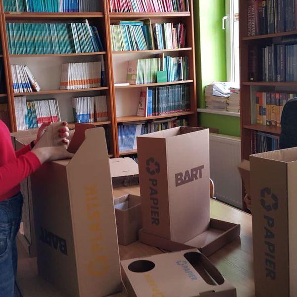 W roku szkolnym 2019/2020 Zespół Szkół Menedżerskich w Świeciu postanowił działać na rzecz ochrony ś (zdjęcie 3)