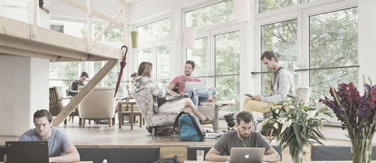 Pessoas trabalhando em um coworking