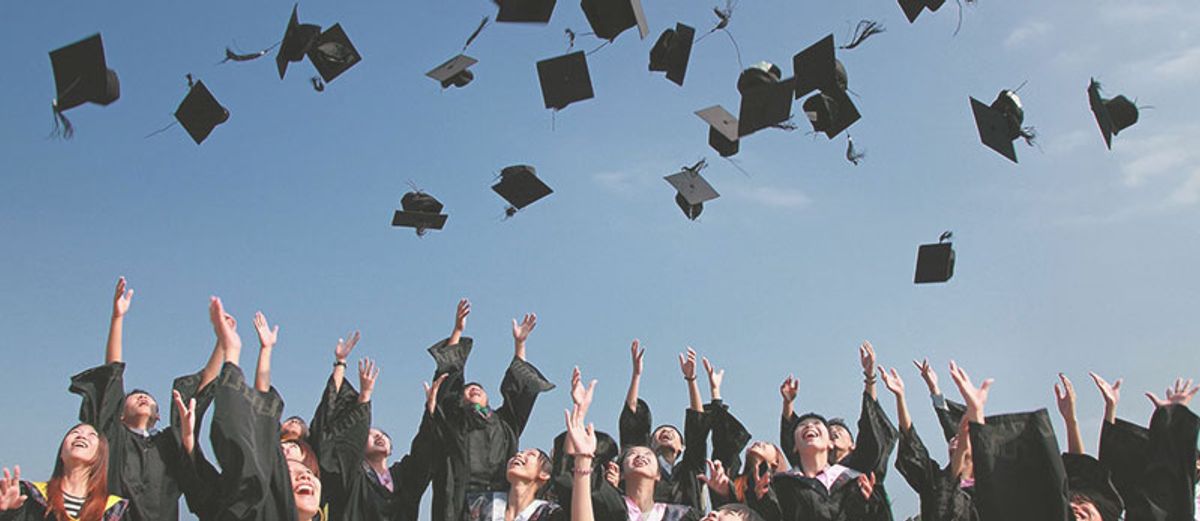 Alunos comemorando a formatura