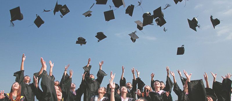 Alunos comemorando a formatura