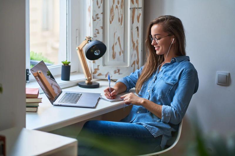 Deixe de ser refém do trabalho convencional: aprenda como rentabilizar seus cursos na internet!
