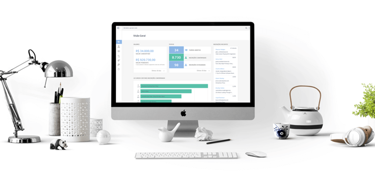 Mesa de trabalho com o painel administrativo da engaged no computador