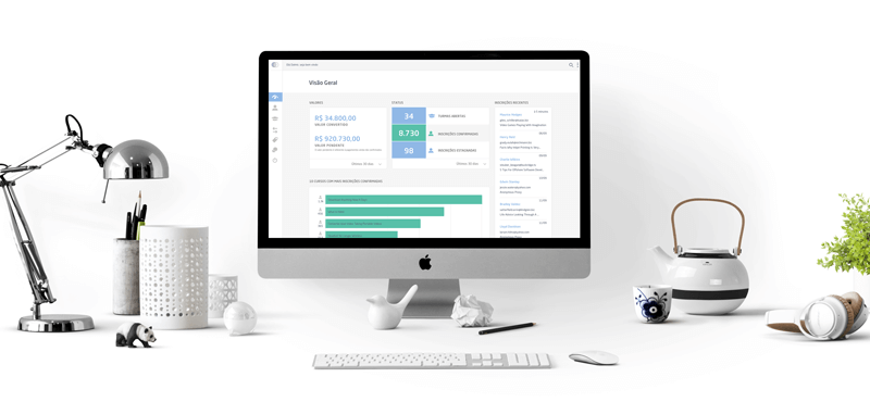Mesa de trabalho com o painel administrativo da engaged no computador