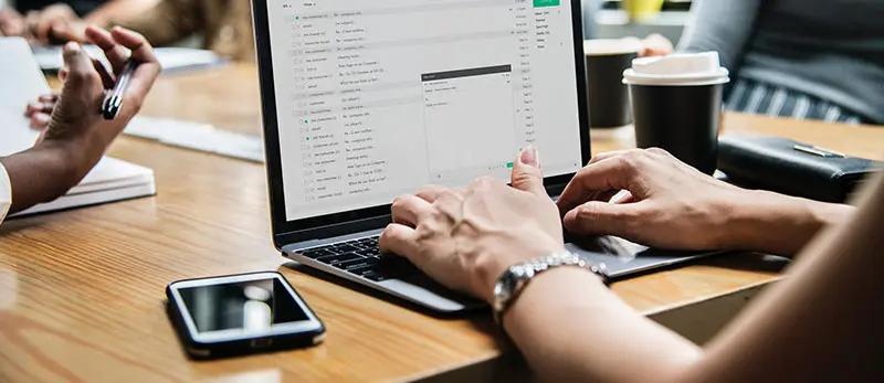 Disparos de e-mail e SMS: 3 motivos para você adotar essa estratégia na comunicação com seus alunos