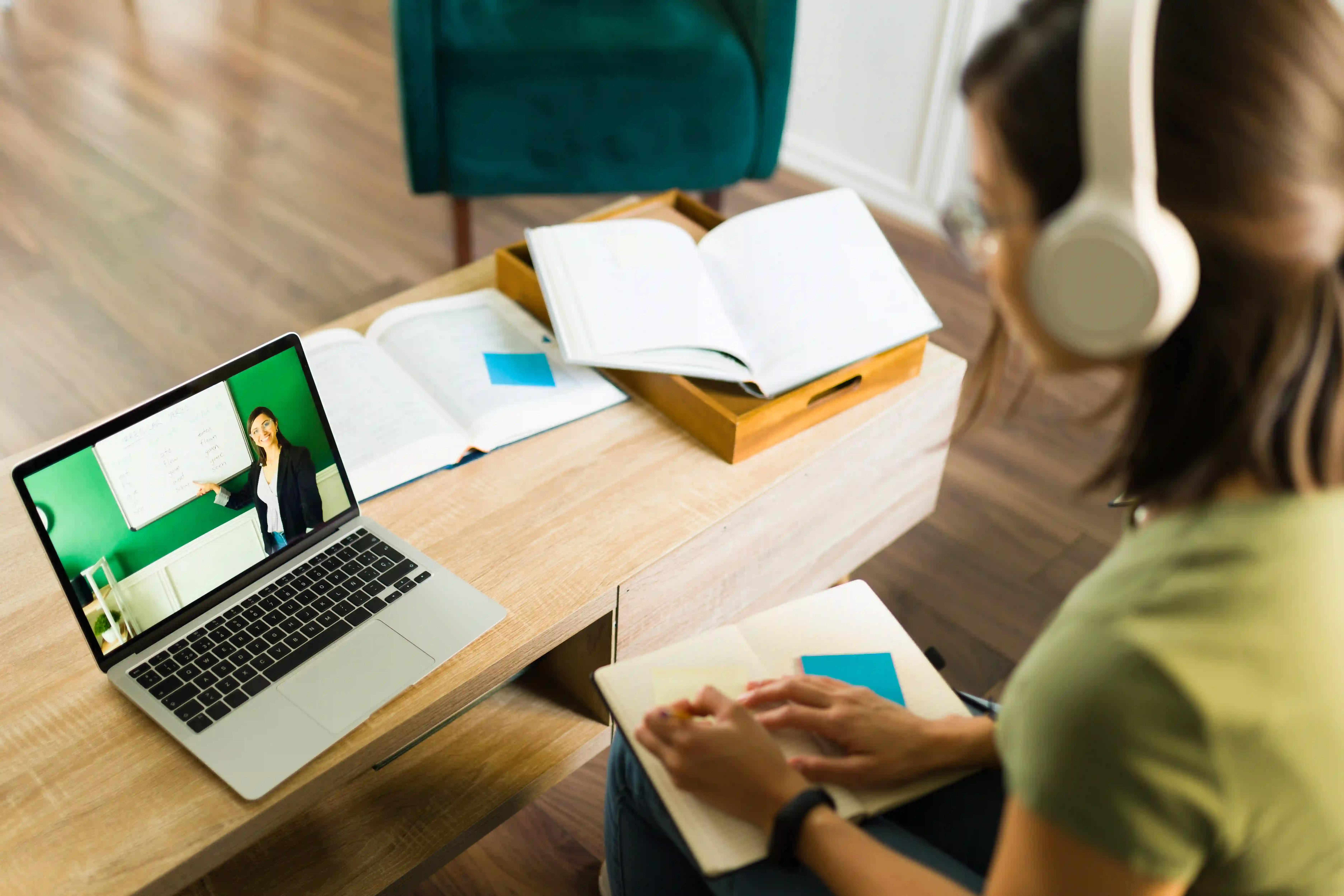 Educação online pode ser tão eficiente quanto presencial? A resposta está na psicologia da aprendizagem