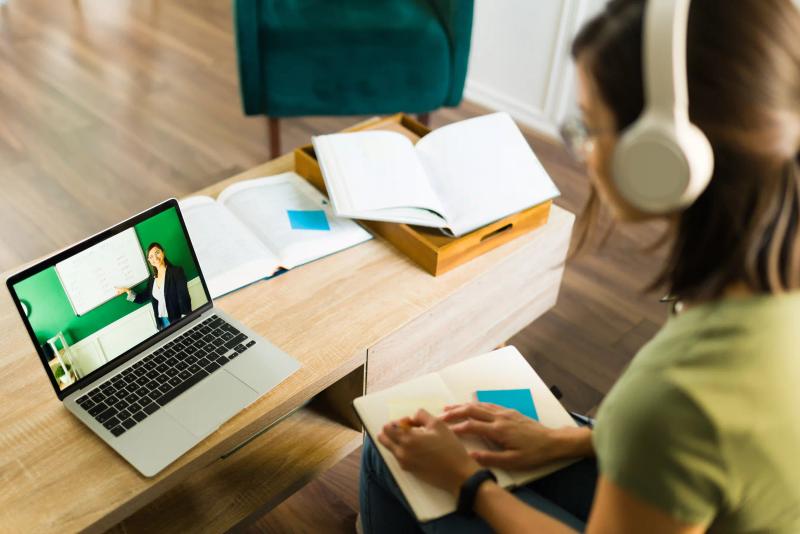 Educação online pode ser tão eficiente quanto presencial? A resposta está na psicologia da aprendizagem