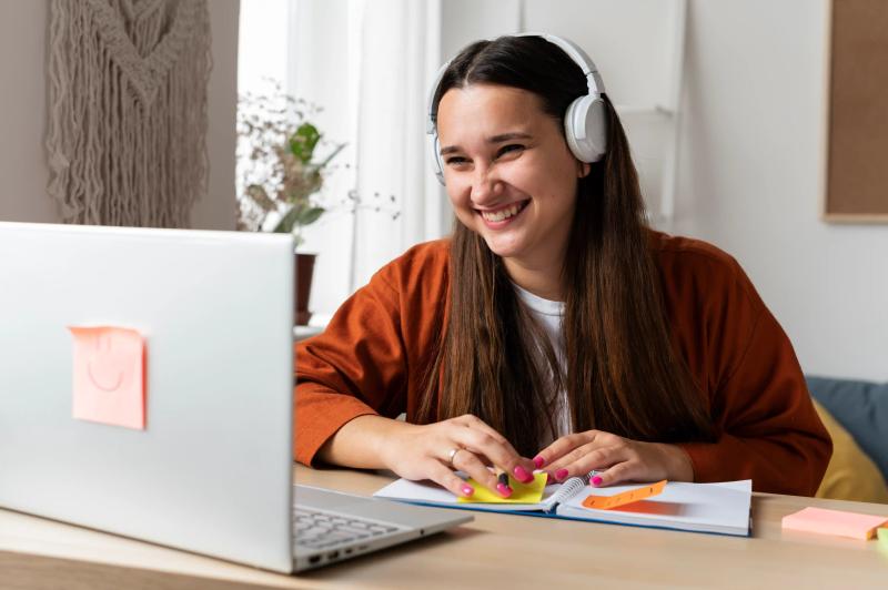 Aprenda a ensinar online: estratégias que vão fazer seus alunos amarem suas aulas!