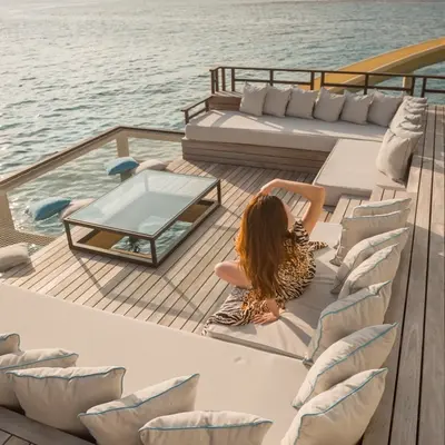 Eksklusiv tagterrasse med loungeområde og havudsigt som symbol på romantik, frihed og moderne sugardating uden bindinger.