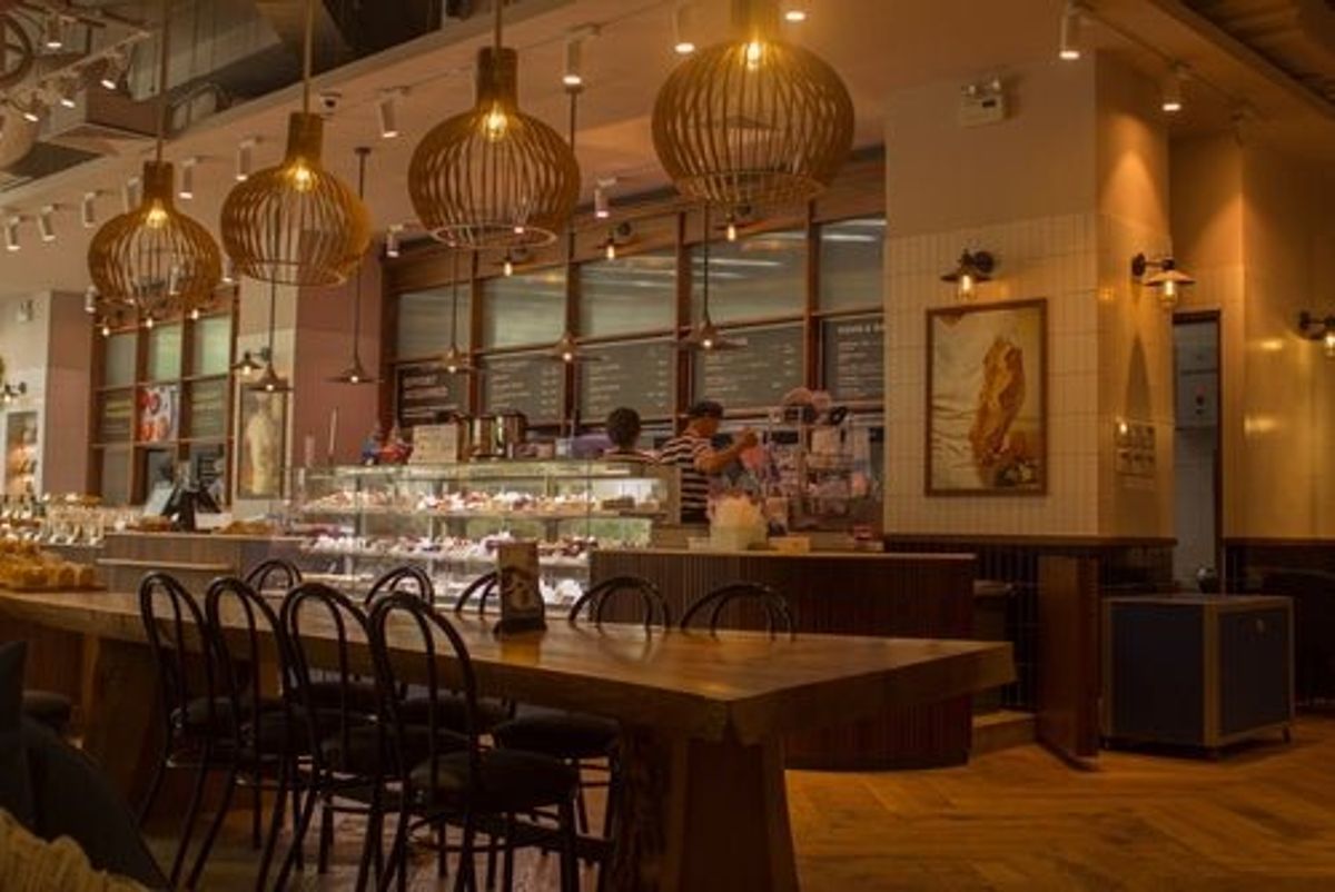 Elegant café- og restaurantmiljø med varm belysning, ideelt sted til en rolig første date eller sugardate i trygge omgivelser.