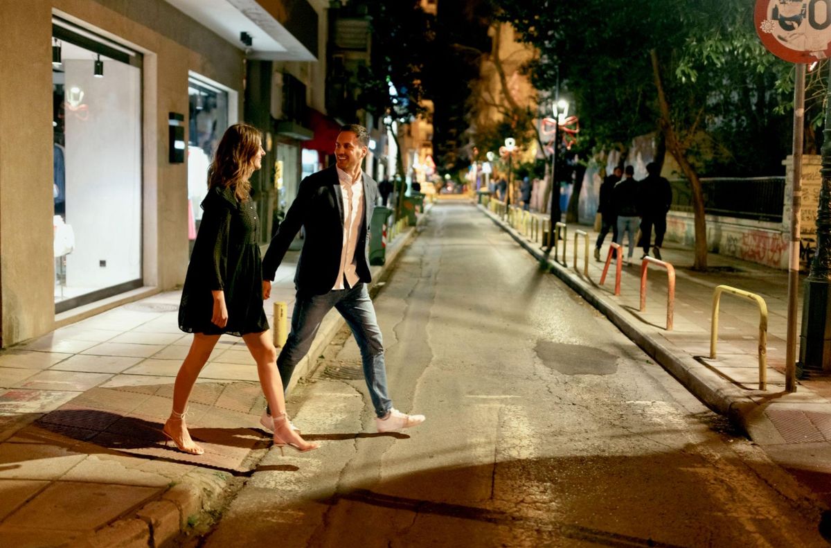 Par på romantisk aftengåtur i byen som symbol på fælles oplevelser og den delte rejse i moderne dating og sugardating.