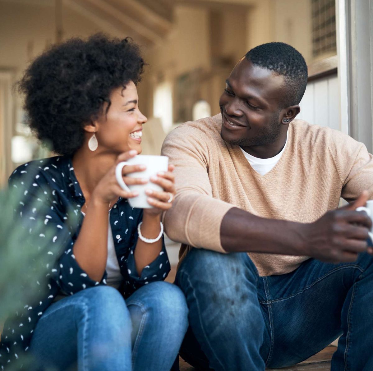 Par i afslappet samtale over kaffe som symbol på kvalitetstid og intellektuel forbindelse i moderne dating og sugardating.