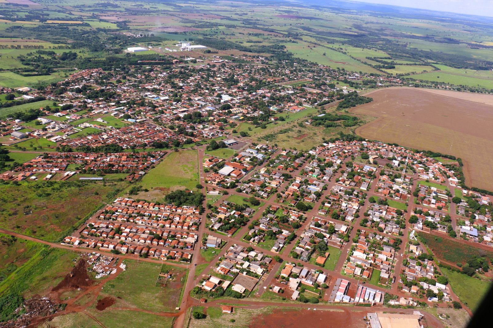 Em Terenos, Reinaldo pavimentou estradas, entregou maquinário para agricultura familiar e garantiu 312 moradias