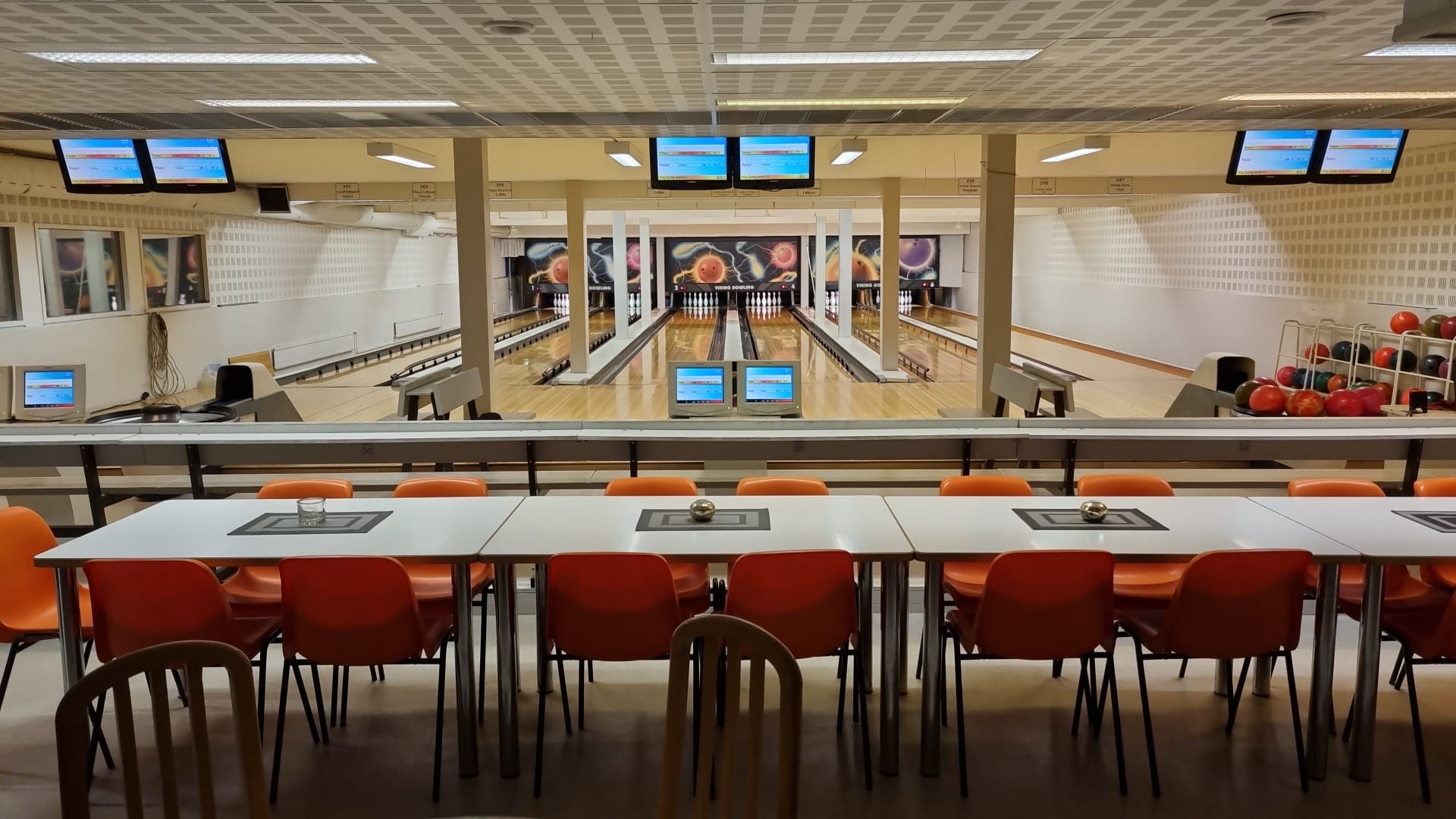 Bowlinghallen sedd från kaféet: sex banor, Viking Scoring-skärmar och orange stolar
