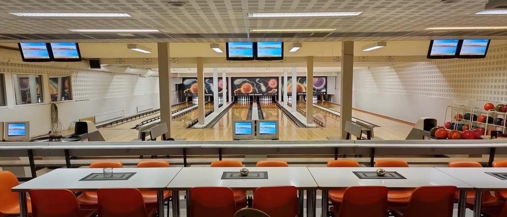 Bowlinghallen sedd från kaféet: sex banor, Viking Scoring-skärmar och orange stolar