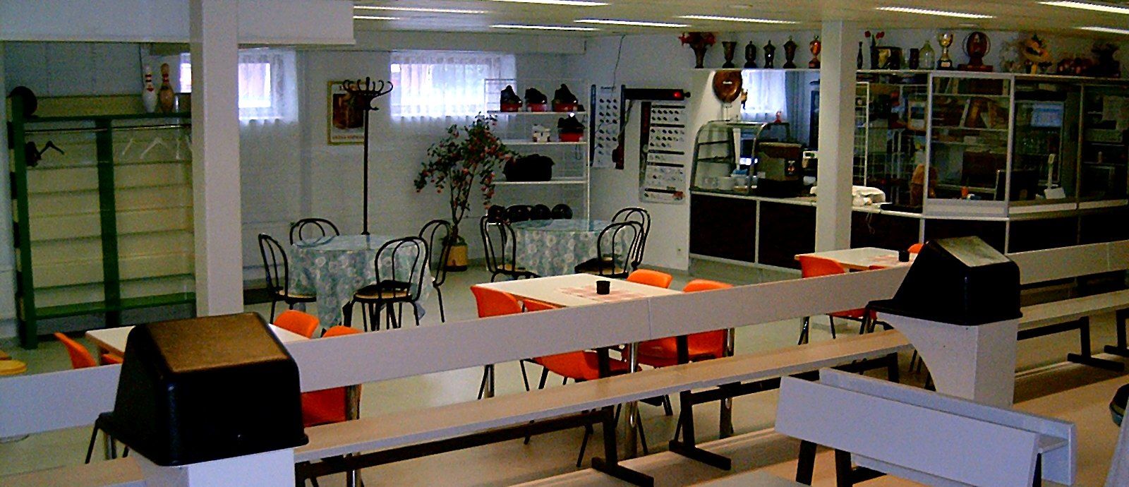 Kaféhörnan med bord, pokaler och skohylla