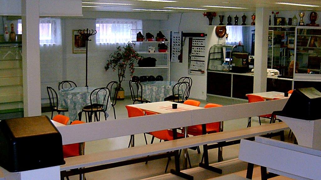 Kaféhörnan med bord, pokaler och skohylla