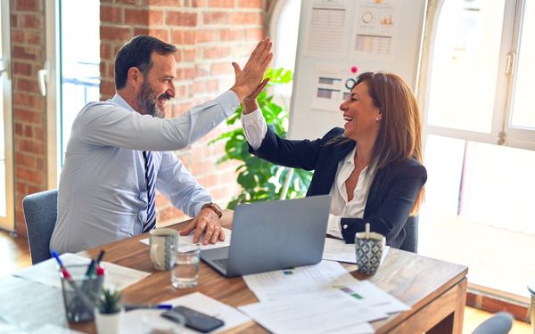 Pourquoi travailler avec un développeur local ?