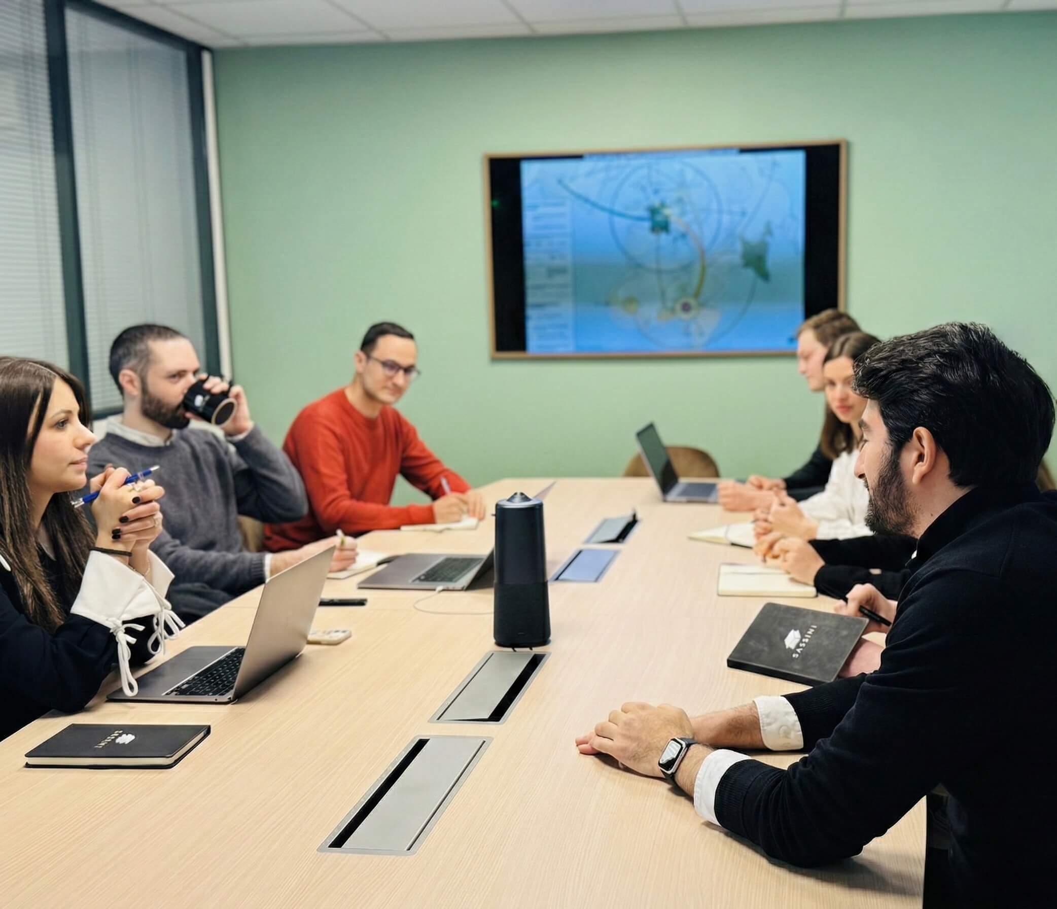 Femme dans un bureau, un stylo à la main