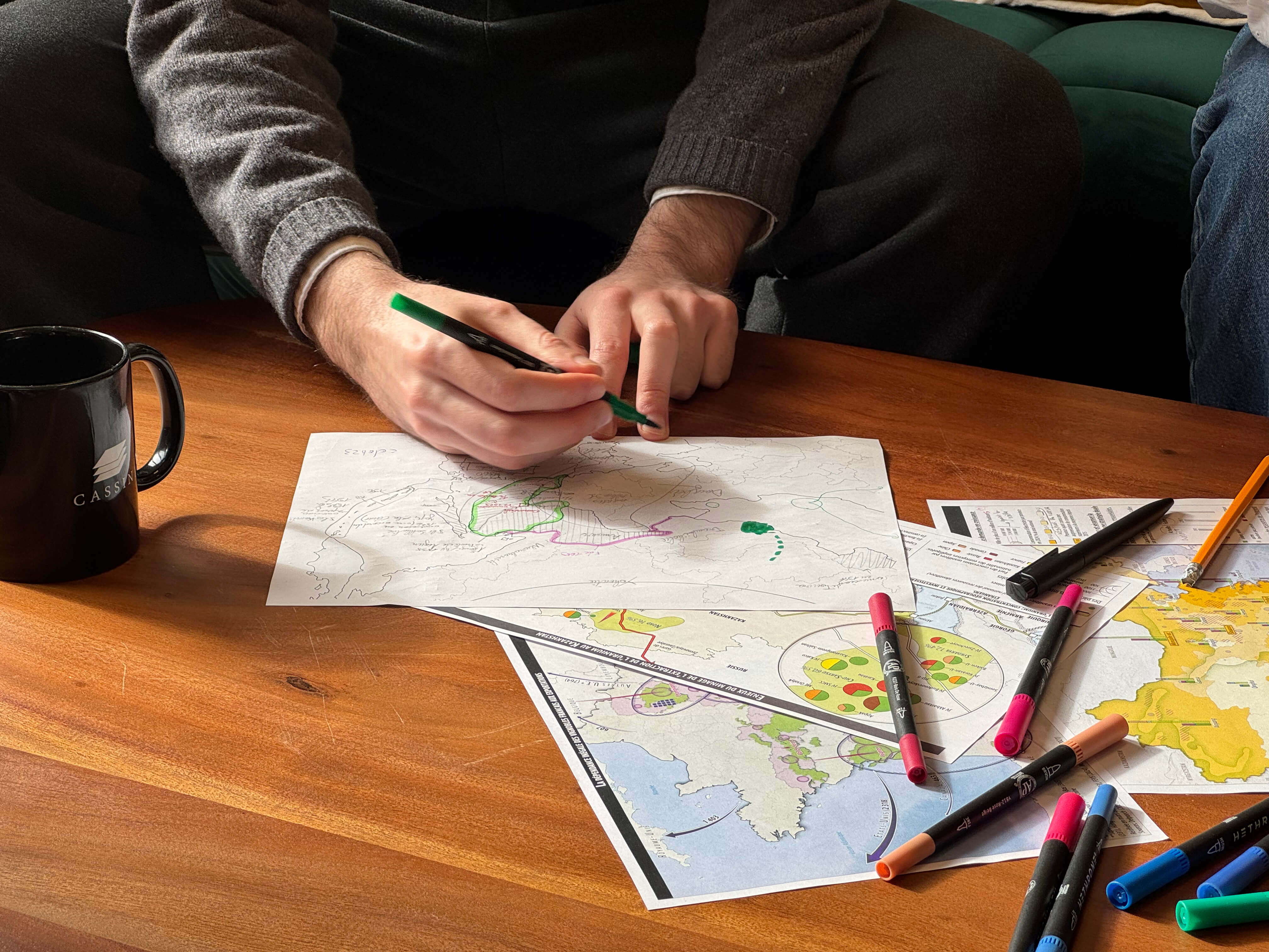 Homme effectuant une présentation au travail