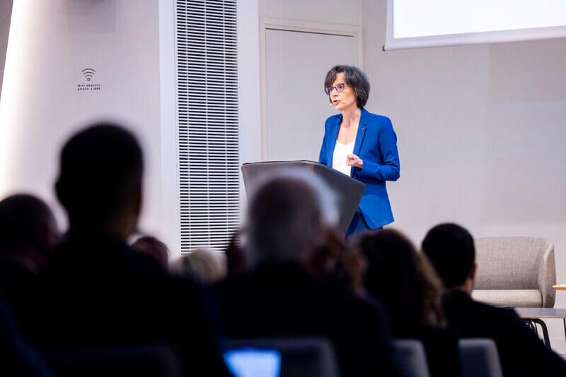 Femme au travail tenant un stylo et une tablette