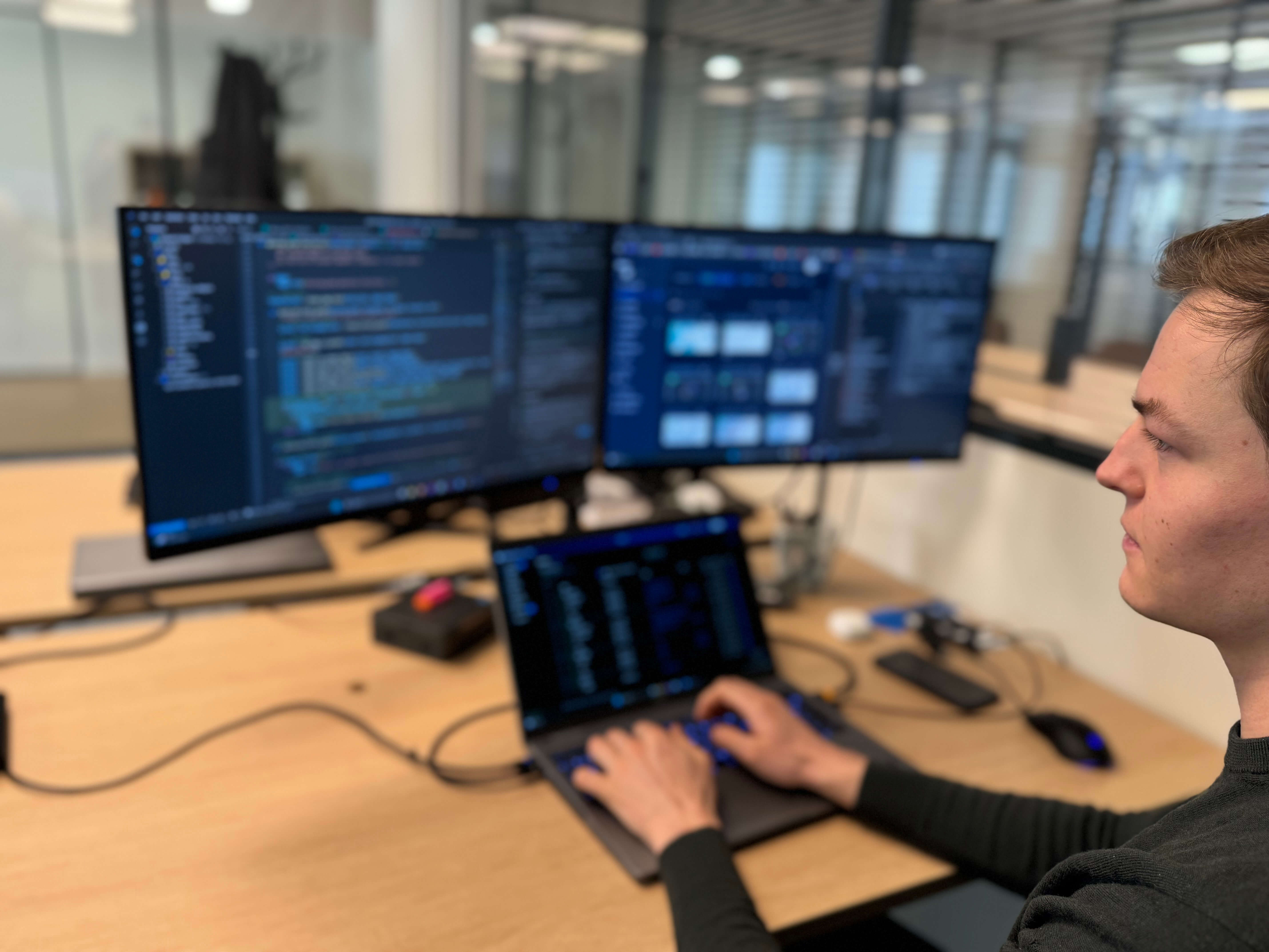 Femme au travail tenant un stylo et une tablette