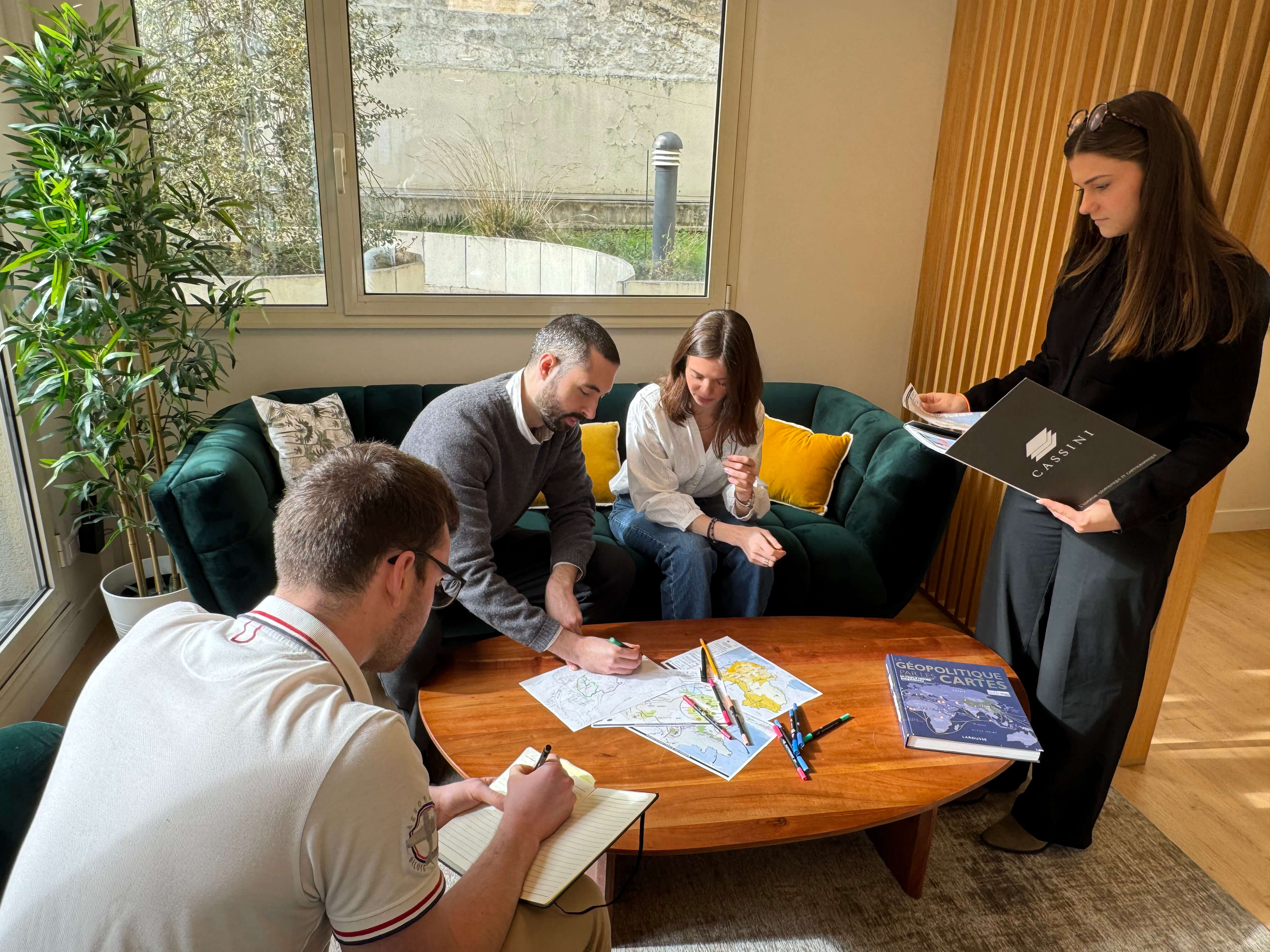 Réunion de travail dans les bureaux de Cassini.