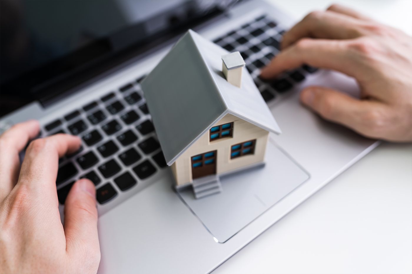 A complete landlord guide to Dubai's lease types, tenancy contracts, and legal requirements for rent and renewals.
